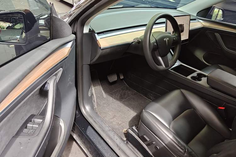 Used Tesla Model Y 2022 Long-Range All-Wheel-Drive Version Driver Seat