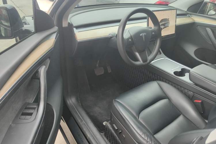Used Tesla Model Y 2022 Long-Range All-Wheel-Drive Version Driver Seat