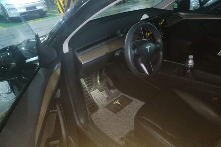 Used Tesla Model Y 2022 Long-Range All-Wheel-Drive Version Driver Seat