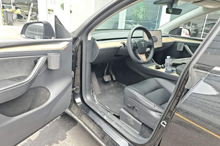 Used Tesla Model Y 2022 Long-Range All-Wheel-Drive Version Driver Seat