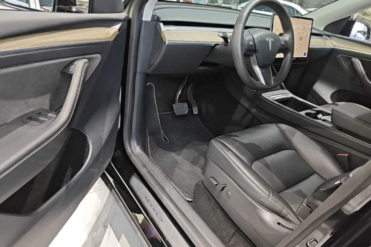 Used Tesla Model Y 2022 Long-Range All-Wheel-Drive Version Driver Seat