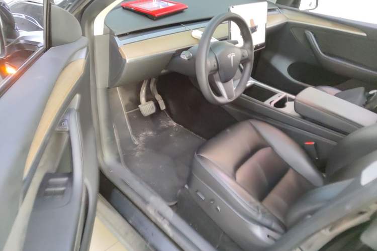 Used Tesla Model Y 2022 Long-Range All-Wheel-Drive Version Driver Seat