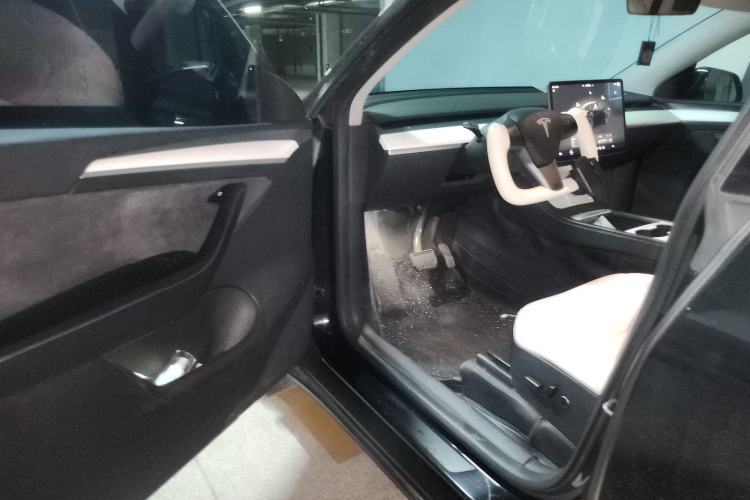 Used Tesla Model Y 2022 Long-Range All-Wheel-Drive Version Driver Seat