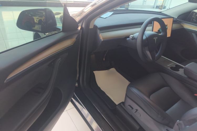 Used Tesla Model Y 2022 Long-Range All-Wheel-Drive Version Driver Seat