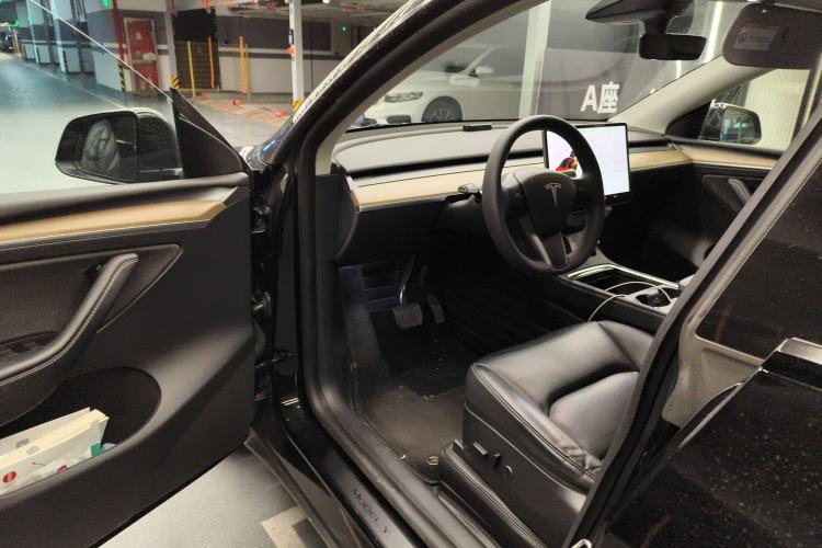 Used Tesla Model Y 2022 Long-Range All-Wheel-Drive Version Driver Seat