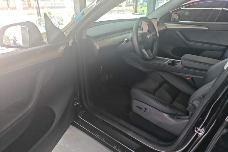 Used Tesla Model Y 2022 Long-Range All-Wheel-Drive Version Driver Seat