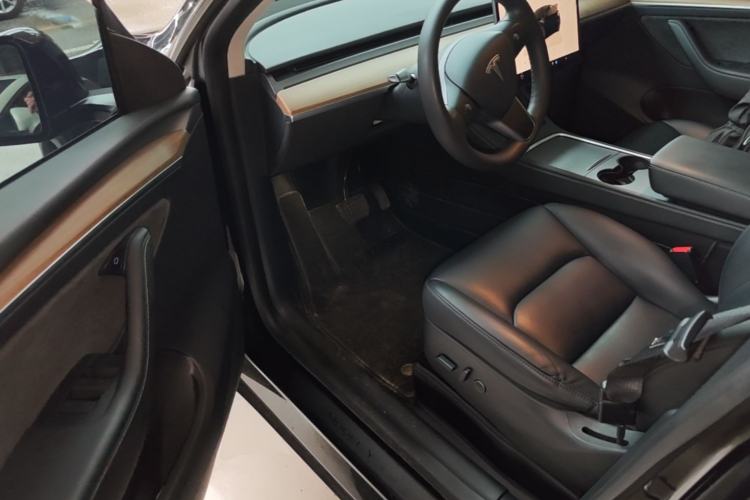 Used Tesla Model Y 2022 Long-Range All-Wheel-Drive Version Driver Seat