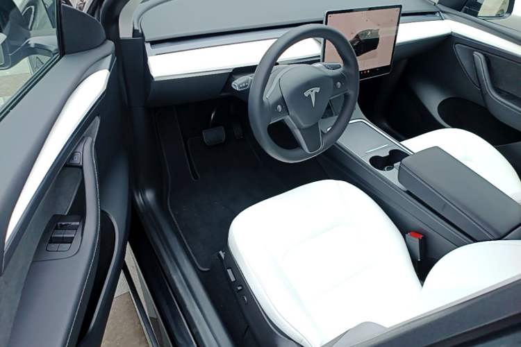Used Tesla Model Y 2022 Long-Range All-Wheel-Drive Version Driver Seat