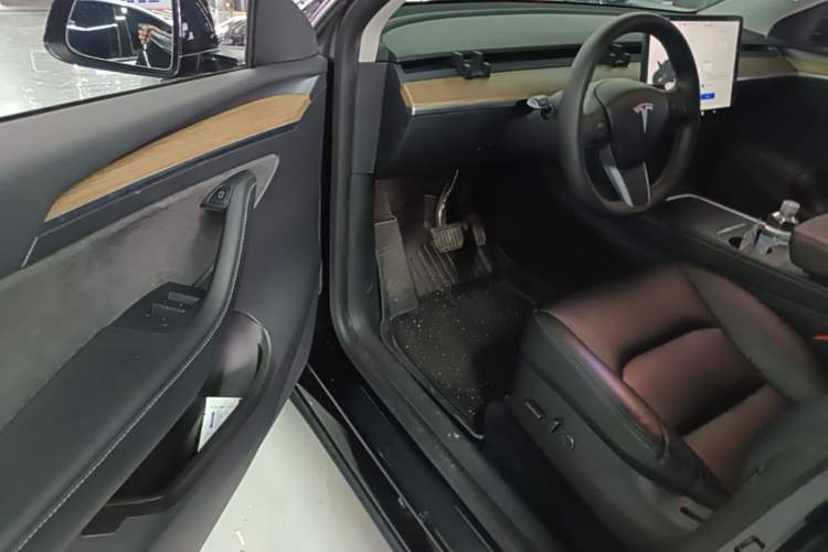 Used Tesla Model Y 2022 Long-Range All-Wheel-Drive Version Driver Seat