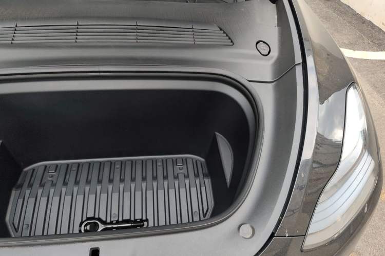 Used Tesla Model Y 2022 Rear-Wheel-Drive Version Engine Bay Left