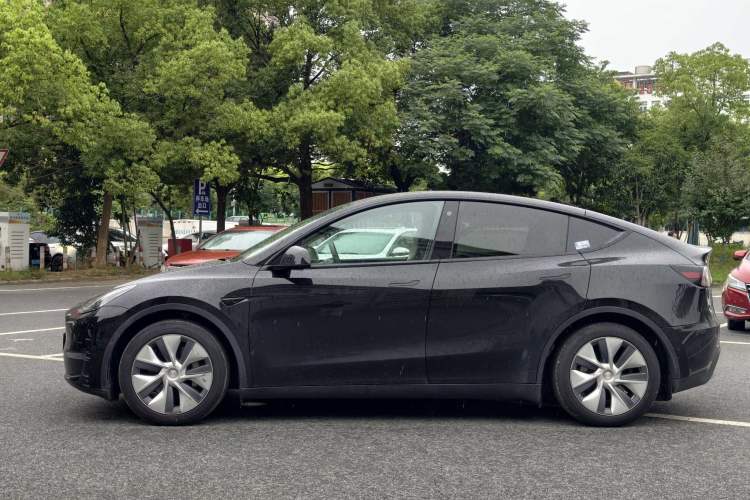 Used Tesla Model Y 2022 Long-Range All-Wheel-Drive Version Exterior 3