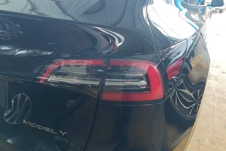 Used Tesla Model Y 2022 Long-Range All-Wheel-Drive Version Exterior 3