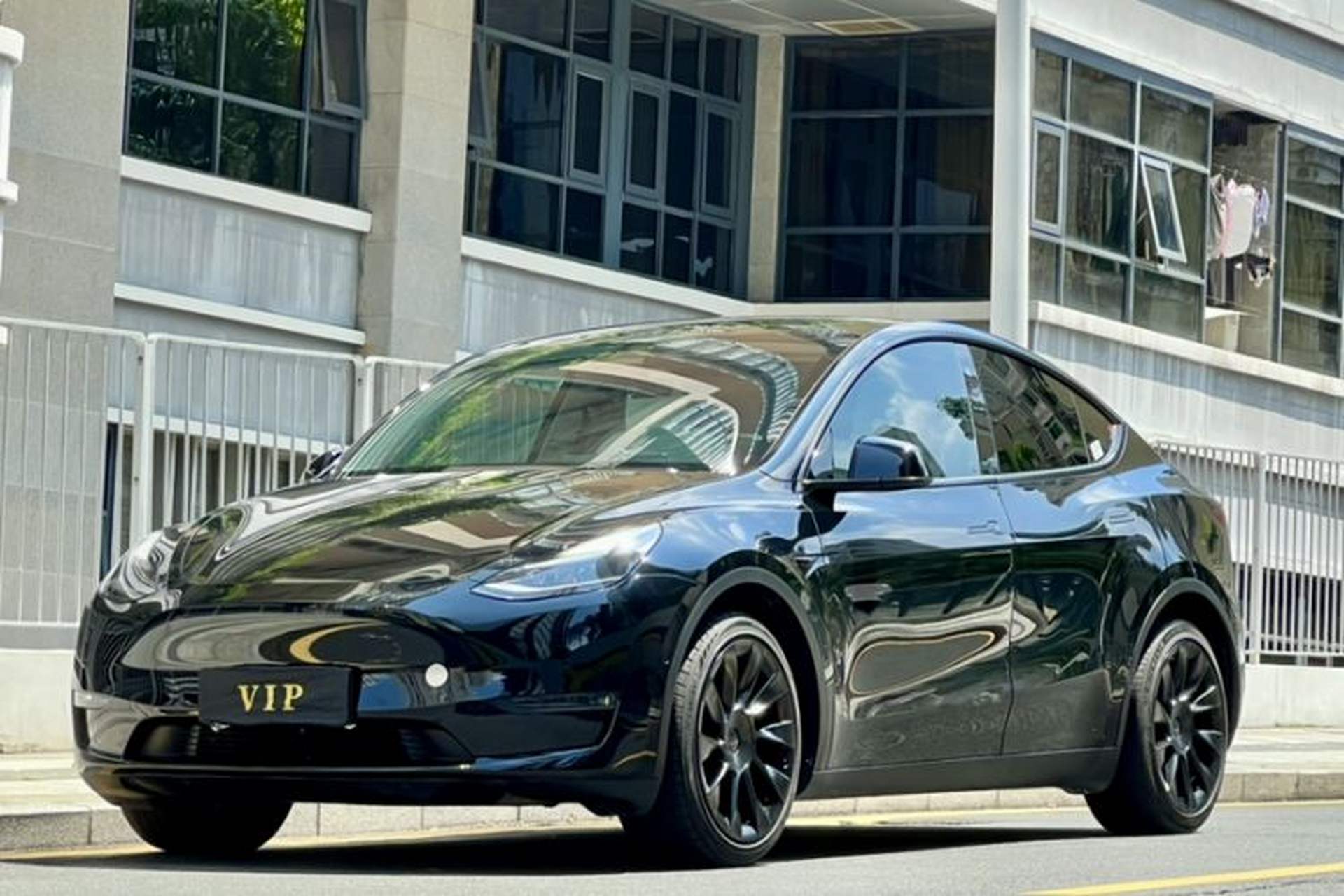 Used Tesla Model Y 2022 Long-Range All-Wheel-Drive Version Front Left 45 Deg