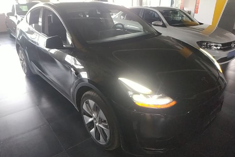 Used Tesla Model Y 2022 Rear-Wheel-Drive Version Front Right 45 Deg