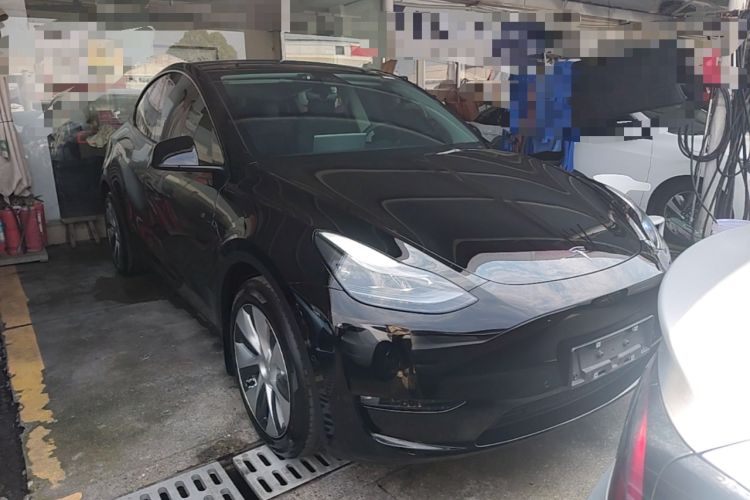 Used Tesla Model Y 2022 Long-Range All-Wheel-Drive Version Front Right 45 Deg