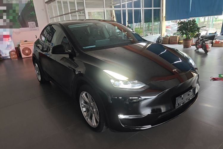 Used Tesla Model Y 2022 Long-Range All-Wheel-Drive Version Front Right 45 Deg