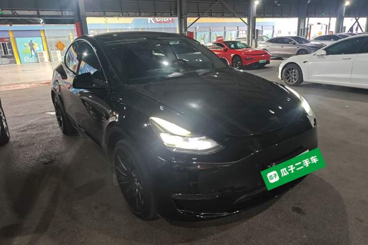 Used Tesla Model Y 2022 Long-Range All-Wheel-Drive Version Front Right 45 Deg