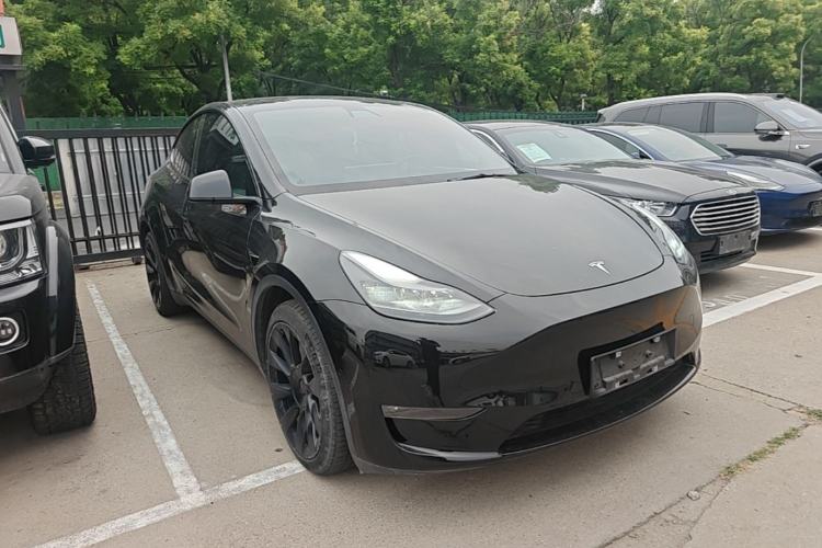 Used Tesla Model Y 2022 Long-Range All-Wheel-Drive Version Front Right 45 Deg