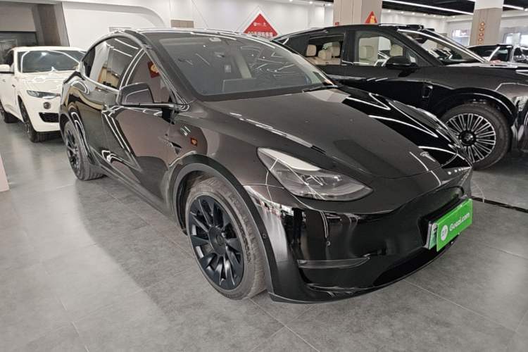 Used Tesla Model Y 2022 Long-Range All-Wheel-Drive Version Front Right 45 Deg