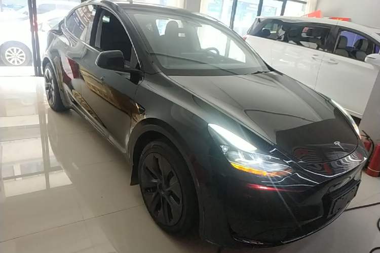 Used Tesla Model Y 2022 Rear-Wheel-Drive Version Front Right 45 Deg