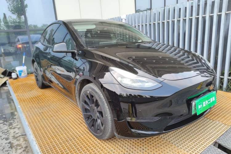 Used Tesla Model Y 2022 Long-Range All-Wheel-Drive Version Front Right 45 Deg