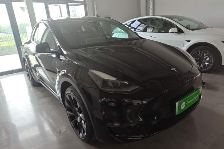 Used Tesla Model Y 2022 Long-Range All-Wheel-Drive Version Front Right 45 Deg