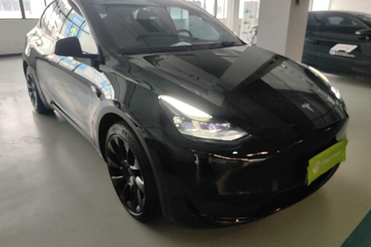 Used Tesla Model Y 2022 Rear-Wheel-Drive Version Front Right 45 Deg