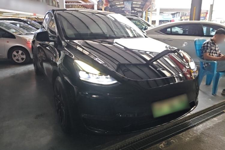 Used Tesla Model Y 2022 Long-Range All-Wheel-Drive Version Front Right 45 Deg