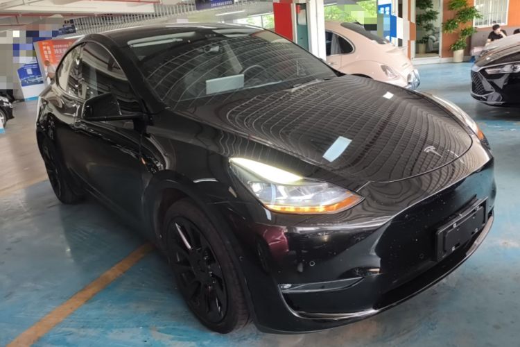 Used Tesla Model Y 2022 Long-Range All-Wheel-Drive Version Front Right 45 Deg