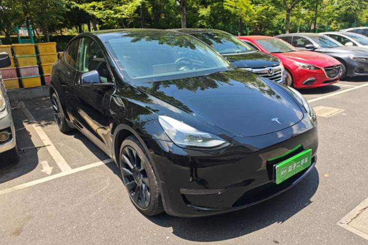 Used Tesla Model Y 2022 Long-Range All-Wheel-Drive Version Front Right 45 Deg