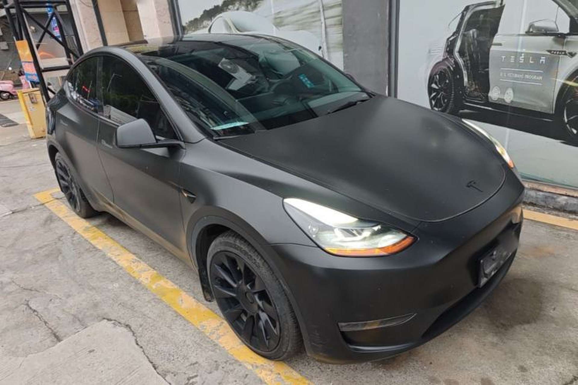 Used Tesla Model Y 2022 Revised Version Long-Range All-Wheel Drive Front Right 45 Deg