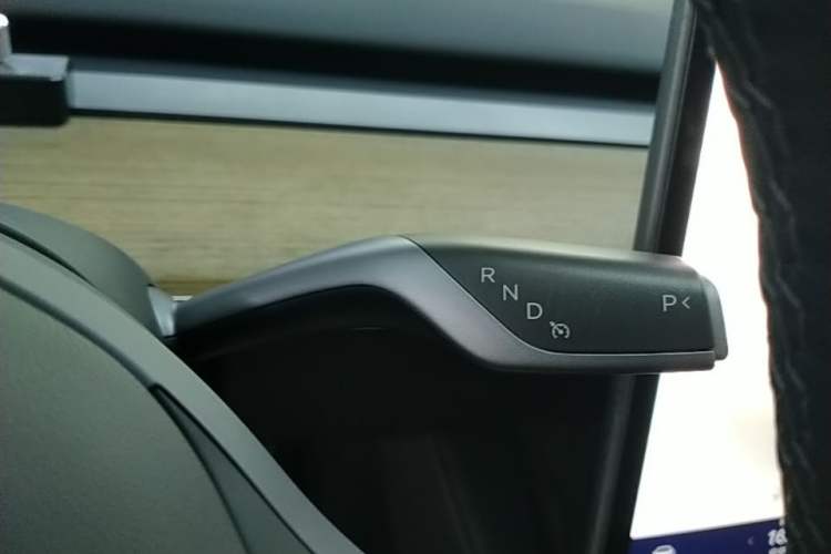 Used Tesla Model Y 2022 Revised Version Rear-Wheel Drive Gear Lever