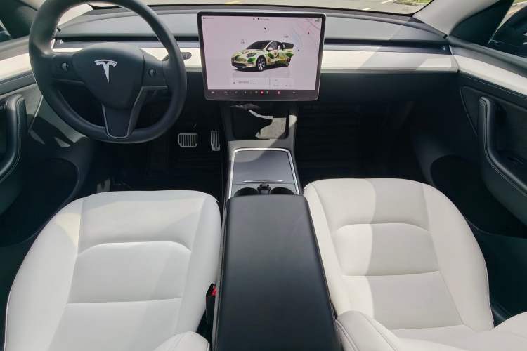 Used Tesla Model Y 2022 Long-Range All-Wheel-Drive Version Interior 1
