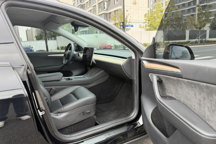 Used Tesla Model Y 2022 Long-Range All-Wheel-Drive Version Interior 1