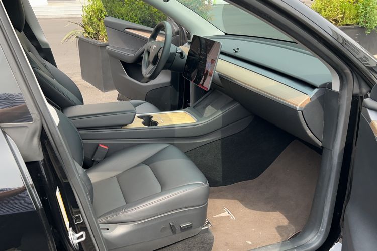 Used Tesla Model Y 2022 Long-Range All-Wheel-Drive Version Interior 1