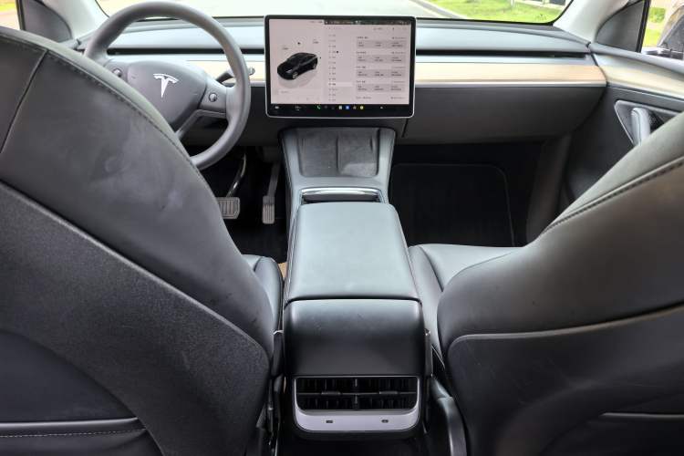 Used Tesla Model Y 2022 Long-Range All-Wheel-Drive Version Interior 1