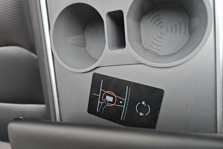 Used Tesla Model Y 2022 Long-Range All-Wheel-Drive Version Interior 1