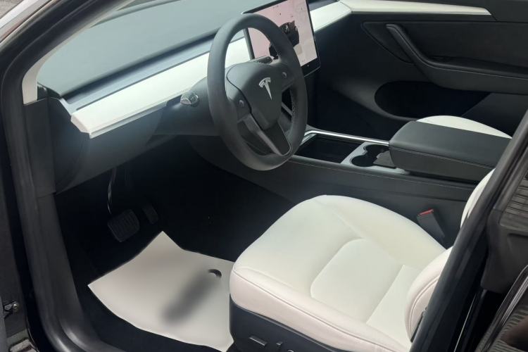 Used Tesla Model Y 2022 Rear-Wheel-Drive Version Interior 1