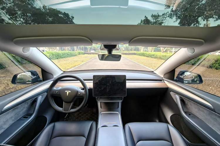 Used Tesla Model Y 2022 Long-Range All-Wheel-Drive Version Interior 1
