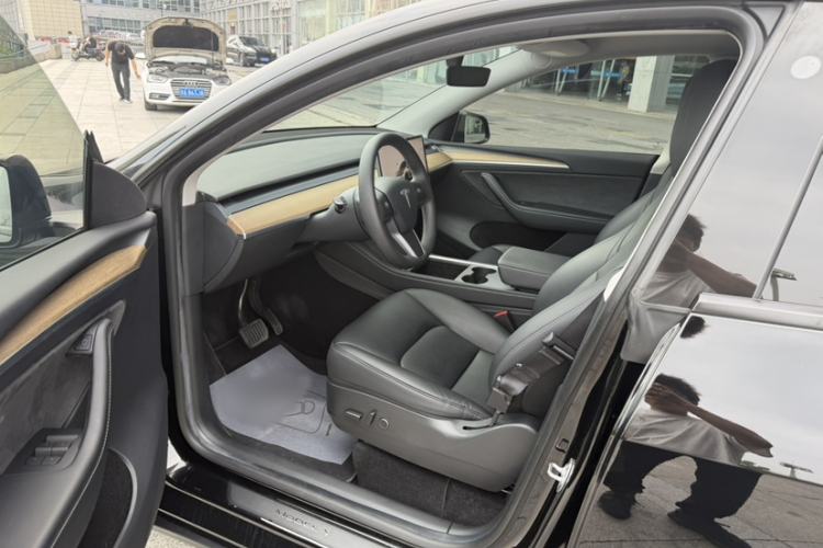 Used Tesla Model Y 2022 Rear-Wheel-Drive Version Interior 1