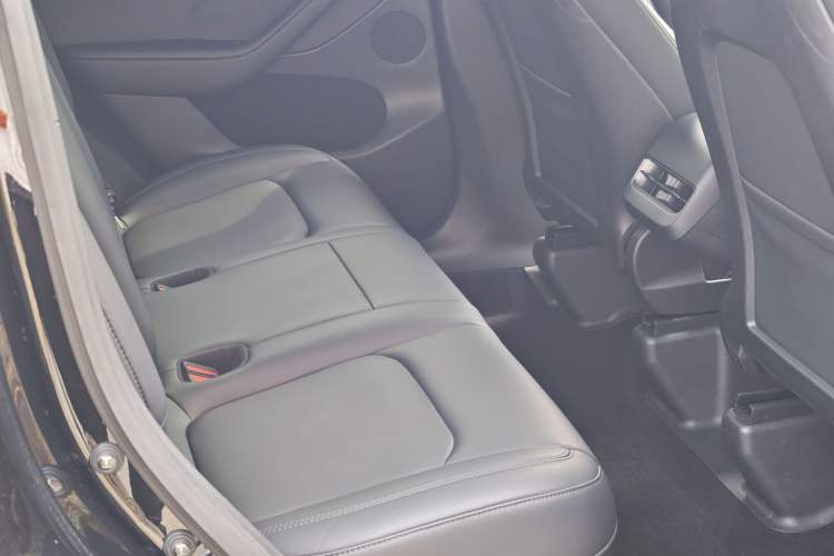 Used Tesla Model Y 2022 Long-Range All-Wheel-Drive Version Interior 10