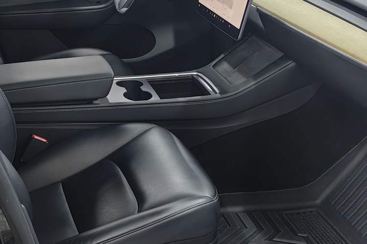 Used Tesla Model Y 2022 Rear-Wheel-Drive Version Interior 2