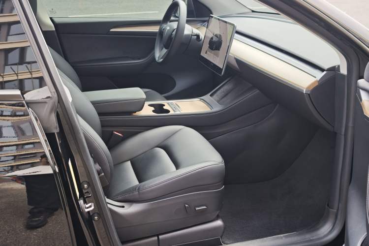 Used Tesla Model Y 2022 Long-Range All-Wheel-Drive Version Interior 2