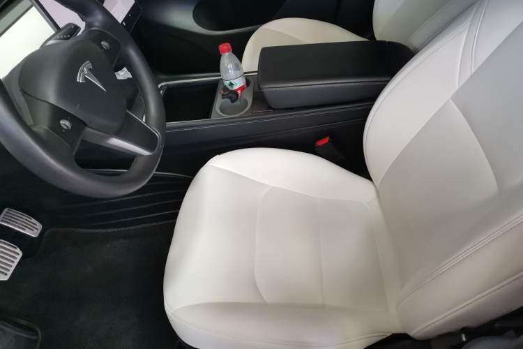 Used Tesla Model Y 2022 Long-Range All-Wheel-Drive Version Interior 2