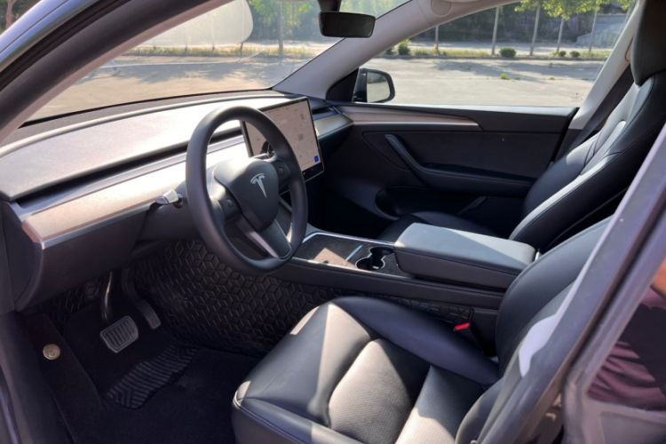 Used Tesla Model Y 2022 Rear-Wheel-Drive Version Interior 2
