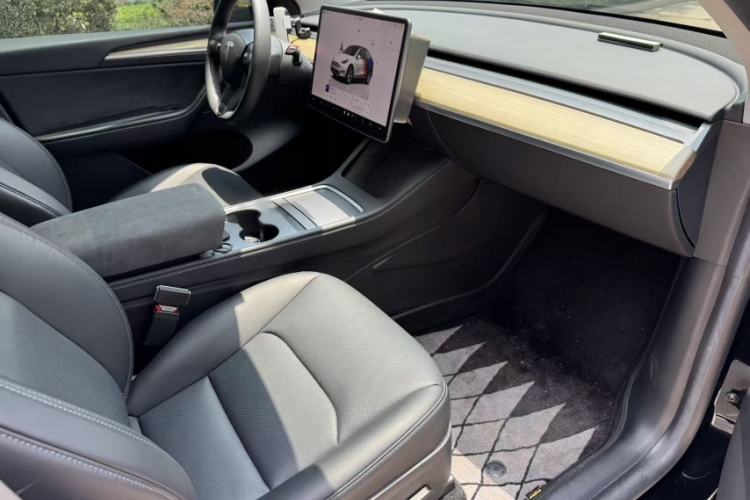 Used Tesla Model Y 2022 Revised Version Long-Range All-Wheel Drive Interior 2