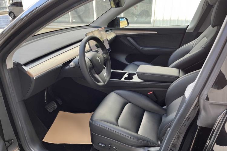 Used Tesla Model Y 2022 Rear-Wheel-Drive Version Interior 2