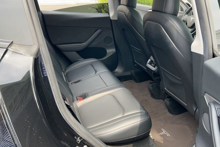 Used Tesla Model Y 2022 Long-Range All-Wheel-Drive Version Interior 2
