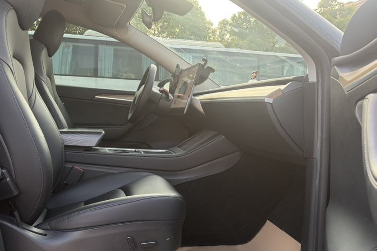 Used Tesla Model Y 2022 Rear-Wheel-Drive Version Interior 2