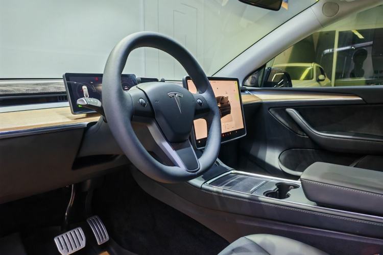 Used Tesla Model Y 2022 Long-Range All-Wheel-Drive Version Interior 2